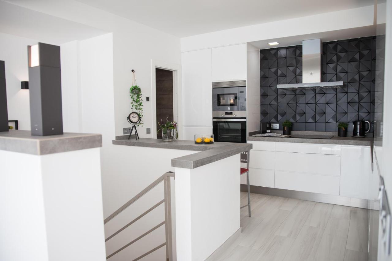 Spacious 200 Sq.M. Penthouse With Sea View Terraces Τορρεμολίνος Εξωτερικό φωτογραφία